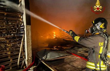 Incendio in un capannone della 554