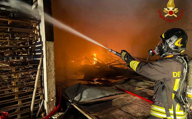 Incendio in un capannone della 554
