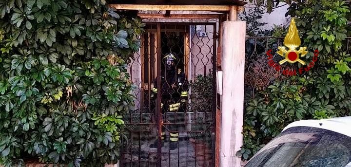 Incendio a Pirri, muore un anziano