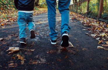 papa-figlio-genitore-autismo-passeggiata