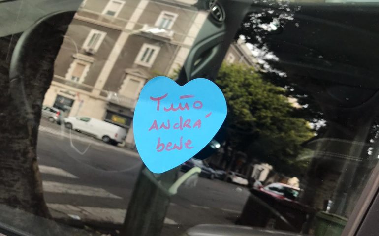 “Tutto andrà bene”: compaiono anche a Cagliari i post it della speranza