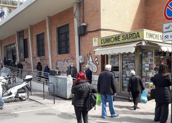 Al mercato di San Benedetto fila all’esterno, ma sono soprattutto persone anziane