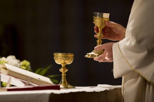 La Santa Messa ai tempi del Coronavirus: niente stretta di mano per lo scambio di pace e Comunione non sulla bocca
