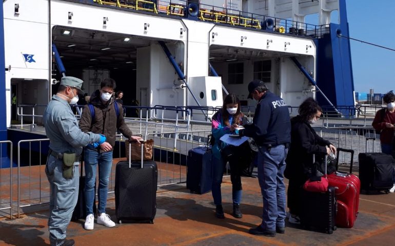 Erano bloccati in Corsica: ora un centinaio di sardi sono tonati a casa