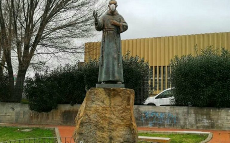 La foto. Ridere per non piangere: Padre Pio con la mascherina a Terralba