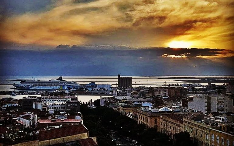 La foto. Tramonto su Cagliari dal Bastione di Santa Croce