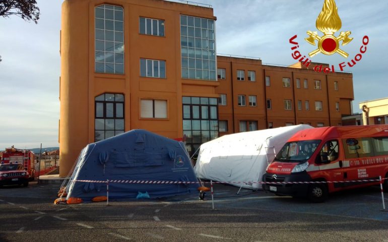 Nuoro, installata una tenda per il triage: si risponde all’emergenza sanitaria