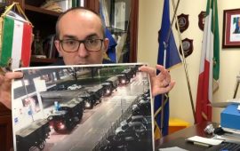 Truzzu mostra la foto dei camion che trasportano le bare fuori da Bergamo