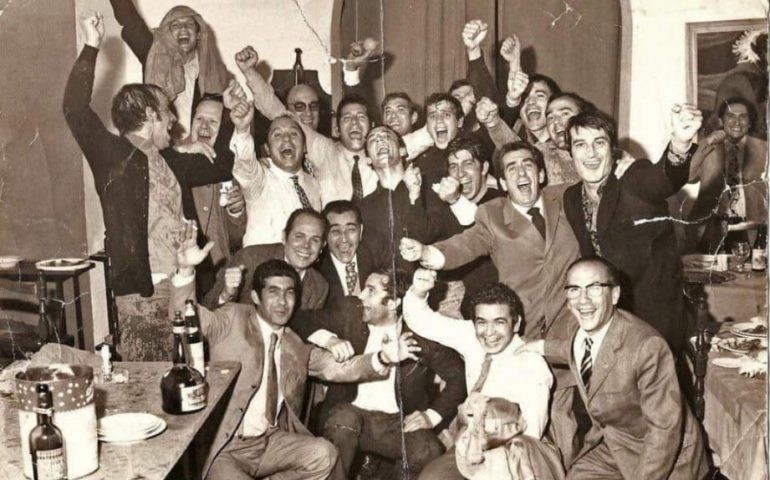 I giocatori del Cagliari festeggiano lo Scudetto