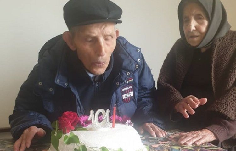Sardegna e longevità: il signor Giovanni Chillotti da Ulassai soffia sulle cento candeline