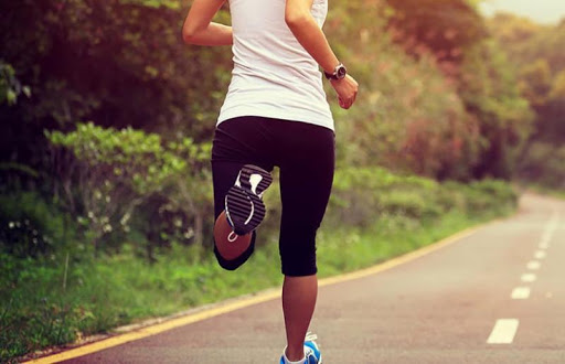 Mascherina all’aperto, senza obbligo chi fa jogging e footing