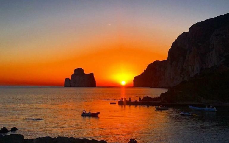 La foto. Un magnifico tramonto sul Pan di Zucchero: quando potremo rivederlo?