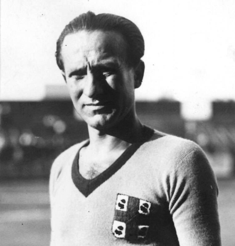 Erbstein con la maglia del Cagliari in una foto pubblicata dal Museo Cagliari Calcio