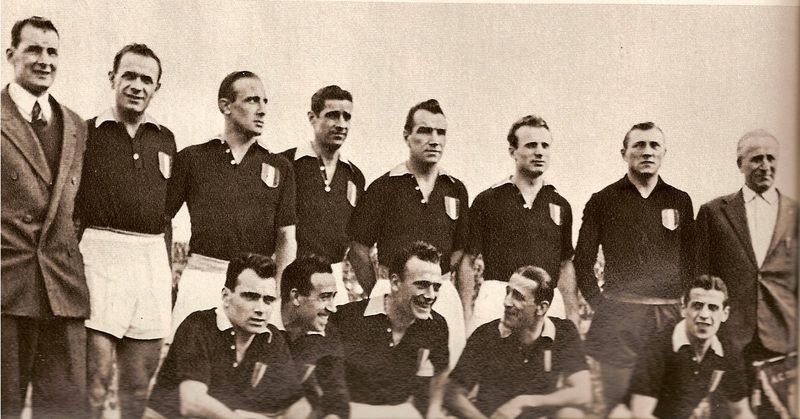 Il Grande Torino. Erbstein è il primo in alto a destra