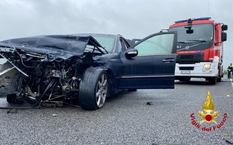 Incidente stradale sulla 554: auto si schianta contro guardrail, due persone in ospedale