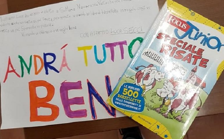 Bari Sardo, il piccolo Luca regala un libro di barzellette e un disegno agli anziani della casa di riposo: “