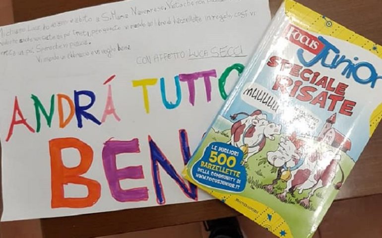 Bari Sardo, il piccolo Luca regala un libro di barzellette e un disegno agli anziani della casa di riposo: “