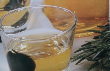 La ricetta Vistanet di oggi: liquore di arancia e rosmarino, un digestivo dal gusto mediterraneo