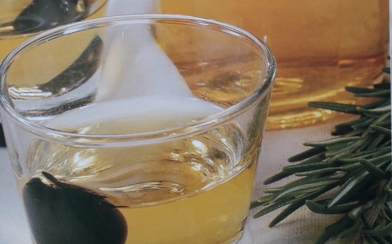 La ricetta Vistanet di oggi: liquore di arancia e rosmarino, un digestivo dal gusto mediterraneo