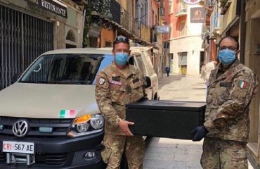 operatori-croce-rossa-militare-consegnano-pasti-cagliari