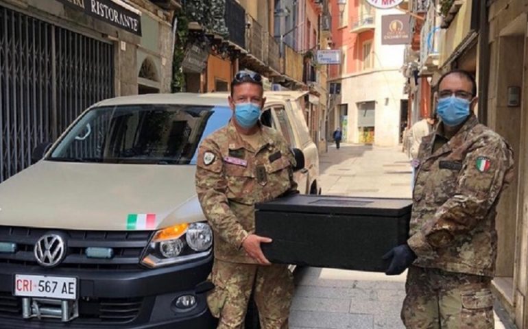 operatori-croce-rossa-militare-consegnano-pasti-cagliari