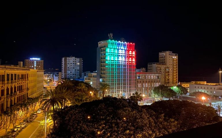 Palazzo Enel illuminato dal Tricolore per la Festa della Liberazione