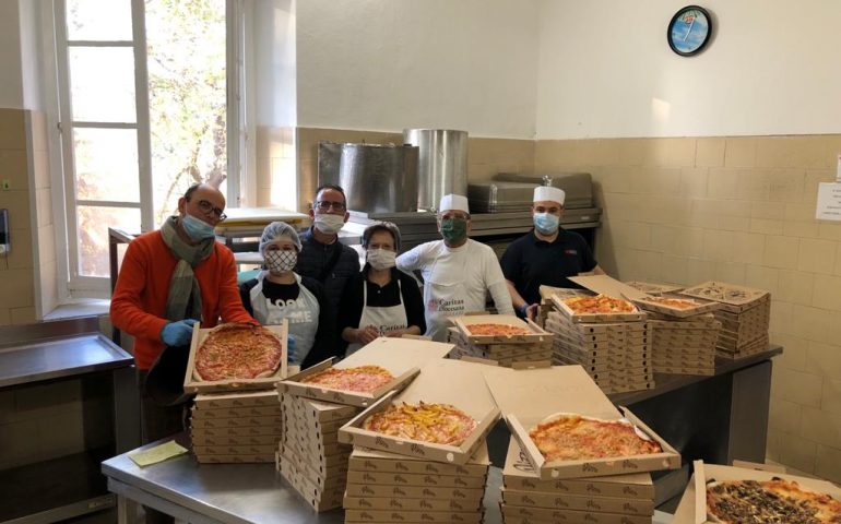 Coronavirus, 180 pizze alla mensa Caritas: la generosità di due pizzaioli e del direttore di un centro commerciale di Sestu