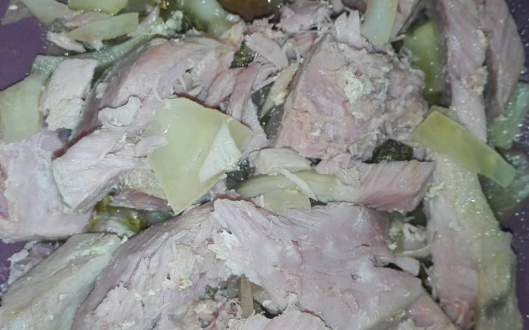 La ricetta Vistanet di oggi: tonno fresco lesso, con le cipolle crude, un piatto semplice e saporito
