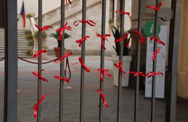 violenza-donne-fiocchi-rossi