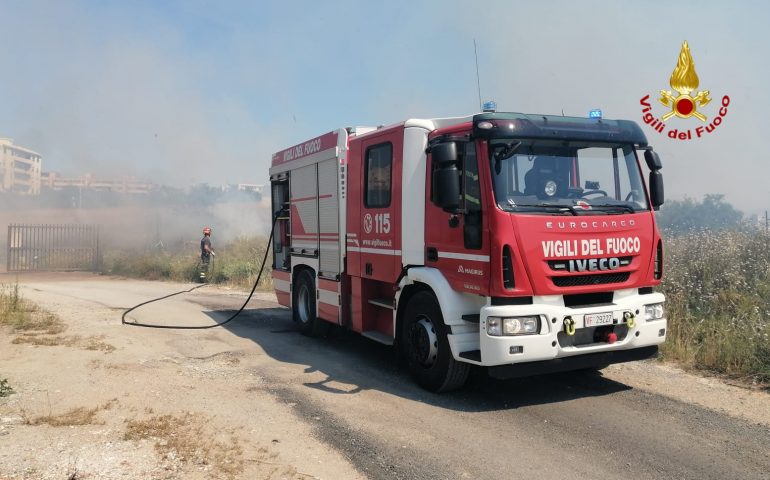 Cagliari, vanno a fuoco vegetazione e sterpaglie tra via Gherardo delle Notti e viale Monastir