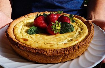 La ricetta dello chef. Paolo Solinas presenta la cheesecake al pecorino sardo con salsa di fragole