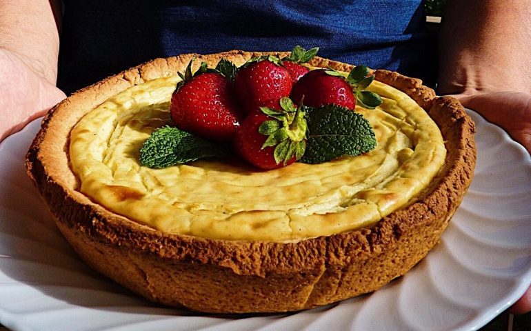 La ricetta dello chef. Paolo Solinas presenta la cheesecake al pecorino sardo con salsa di fragole