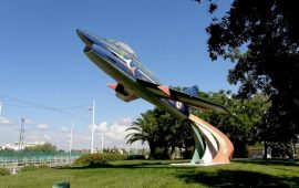 L'aereo all'ingresso di Selargius