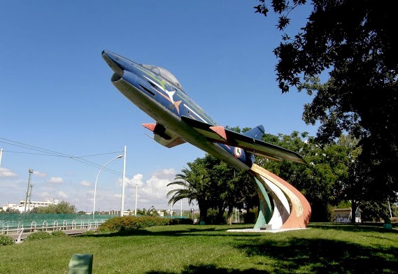 Lo sapevate? L’aereo all’ingresso di Selargius ricorda il pilota delle Frecce Tricolori Antonio Gallus