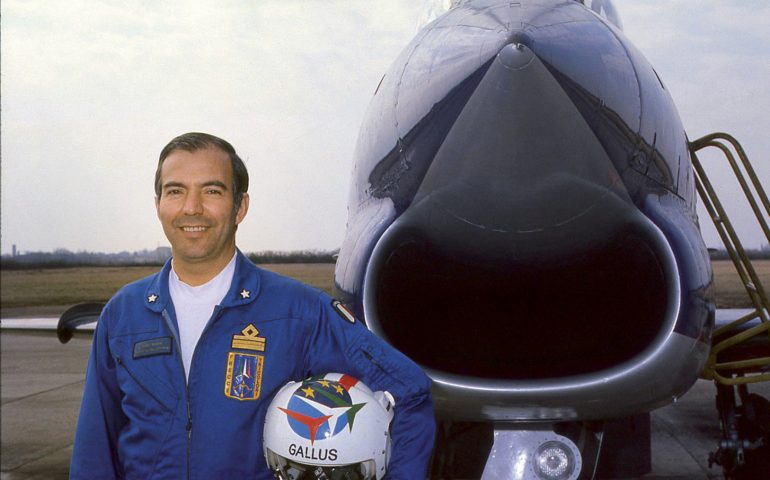 L’aereo all’ingresso di Selargius ricorda il pilota delle Frecce Tricolore Antonio Gallus