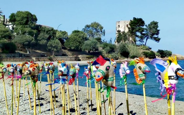 La foto: cavallini sulla spiaggia di Santa Maria Navarrese, antidoto colorato contro il virus