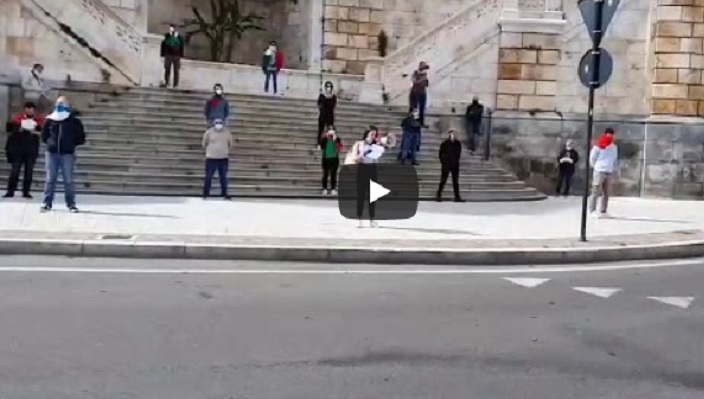(VIDEO) Cagliari, flash mob di protesta delle “Mascherine Tricolori” in piazza Costituzione