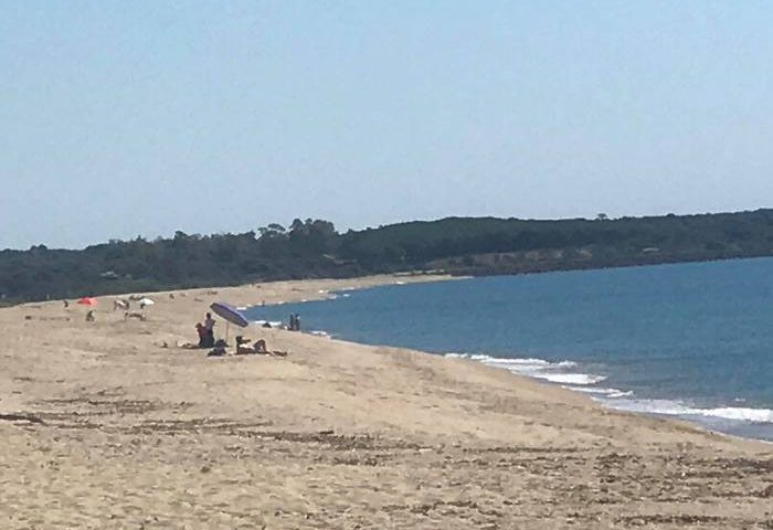 Al mare in Sardegna dopo il lockdown: per ora vince il distanziamento sociale