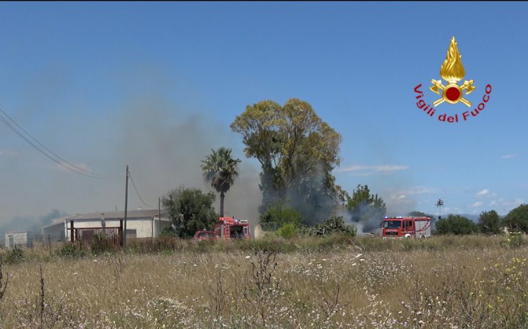 Cagliari, vasto incendio a Molentargius: evacuate due abitazioni