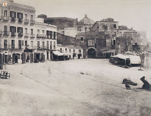 La Cagliari che non c’è più: piazza Yenne e Porta Stampace in una rarissima foto del 1854