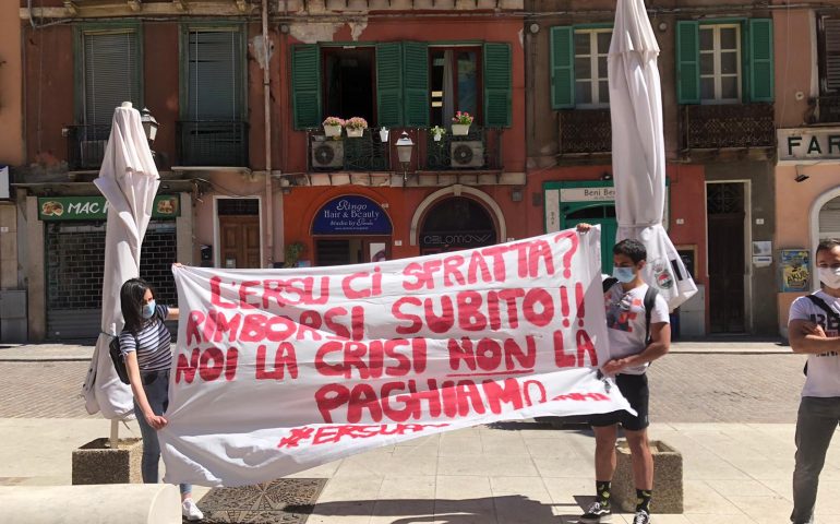 Sit in ragazzi delle case dello studente