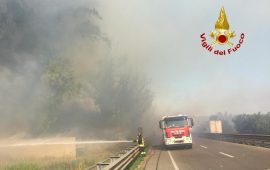 (FOTO) Cagliari, grosso incendio vicino alla 131 statale chiusa al traffico