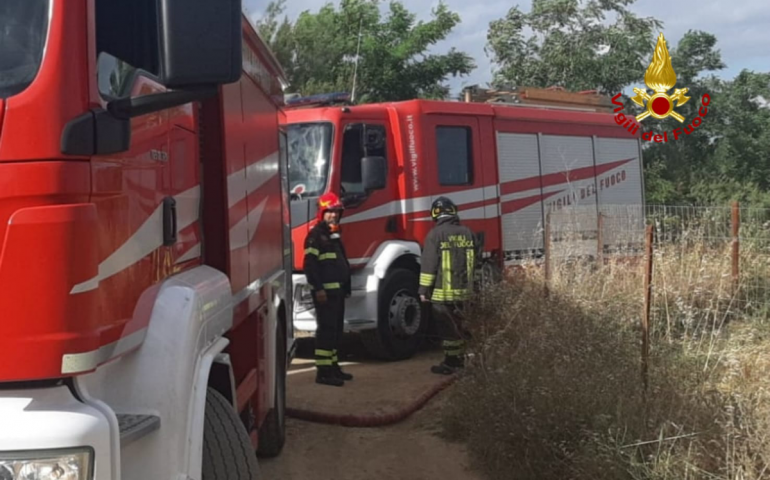 Assemini: incendio lambisce una struttura, provvidenziale l’intervento del Vigili del Fuoco