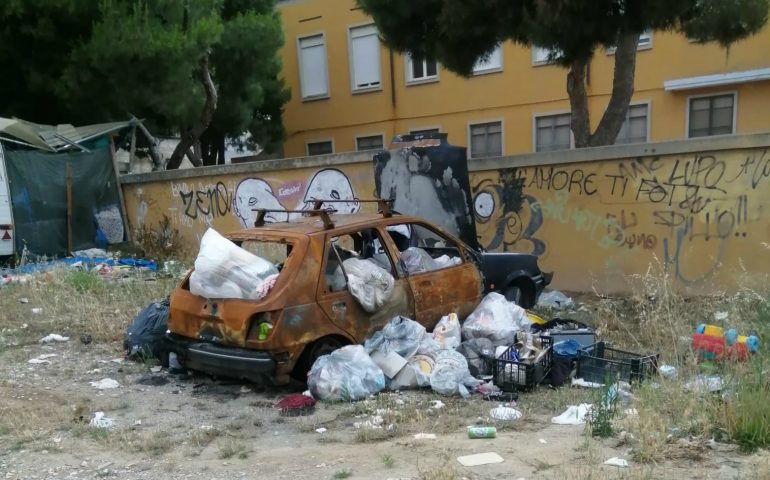 La foto. Is Mirrionis, rifiuti e abbandono davanti alla scuola elementare Italo Stagno