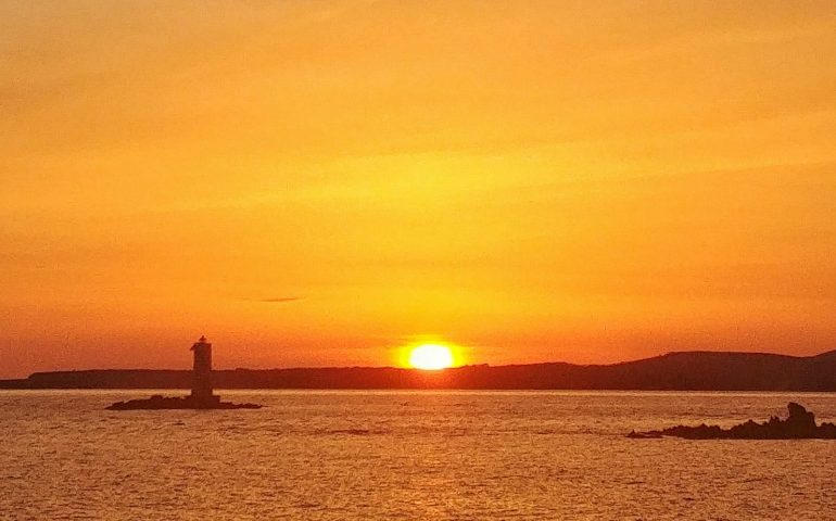 La foto: uno splendido tramonto sul Faro di Mangiabarche, piccolo gioiello di Sardegna