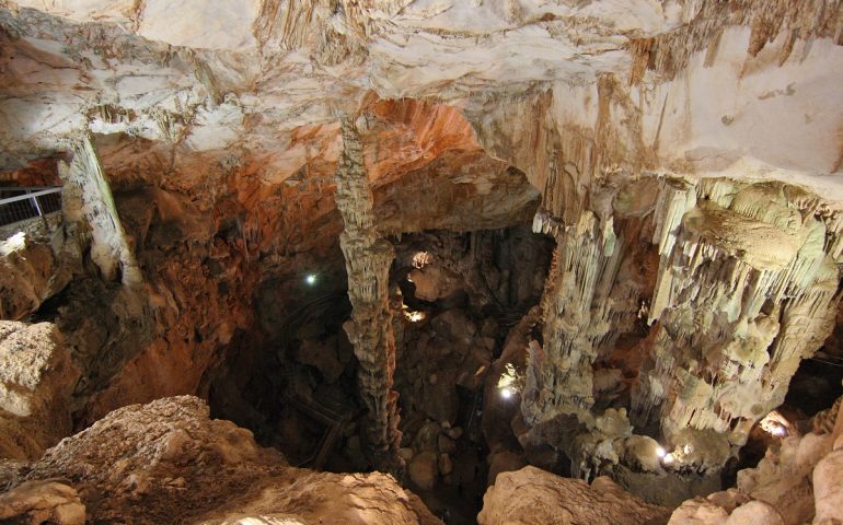 Lo sapevate? La stalagmite-stalattite più alta d’Europa si trova in Sardegna ed è alta 38 metri