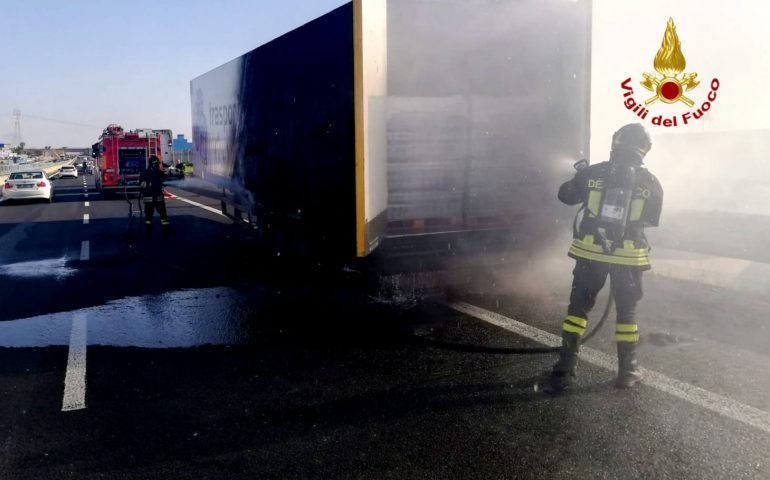 Incendio sulla 131: va a fuoco un rimorchio carico di bottiglie di plastica