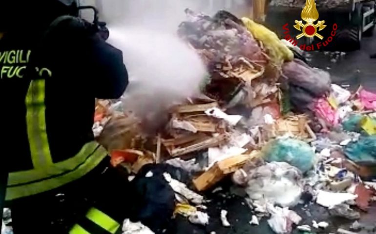 Incendio in via Puglia a Cagliari, intervengono i Vigili del Fuoco