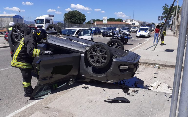 Cagliari, auto si ribalta in via Riva di Ponente: illeso il conducente