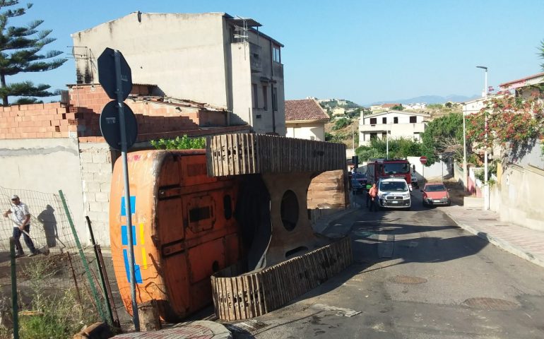 Cagliari: si rovescia un escavatore in via Delle More, ingenti danni